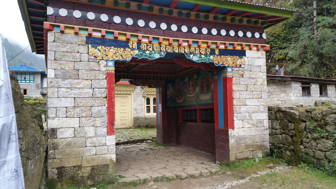 Das Eingangstor zum Sagarmatha Nationalpark. Hier gibt es neben der Bezahlstelle auch ein Informationszentrum, in dem einige anschauliche geographische Reliefs des Everestgebiets ausgestellt sind.
