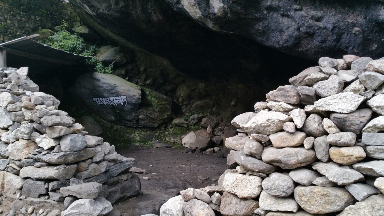 Unter einem überhängenden Fels ist auch eine Notunterkunft eingerichtet.
