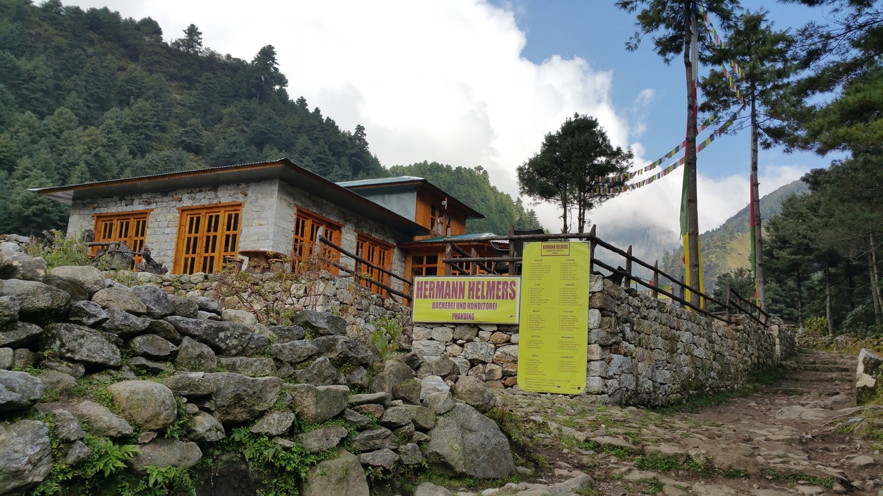 Herman Helmers Bäckerei mit einer Großauswahl an Gebäck und Brot war vom Erdbeben auch völlig zerstört und ist komplett neu aufgebaut worden.
