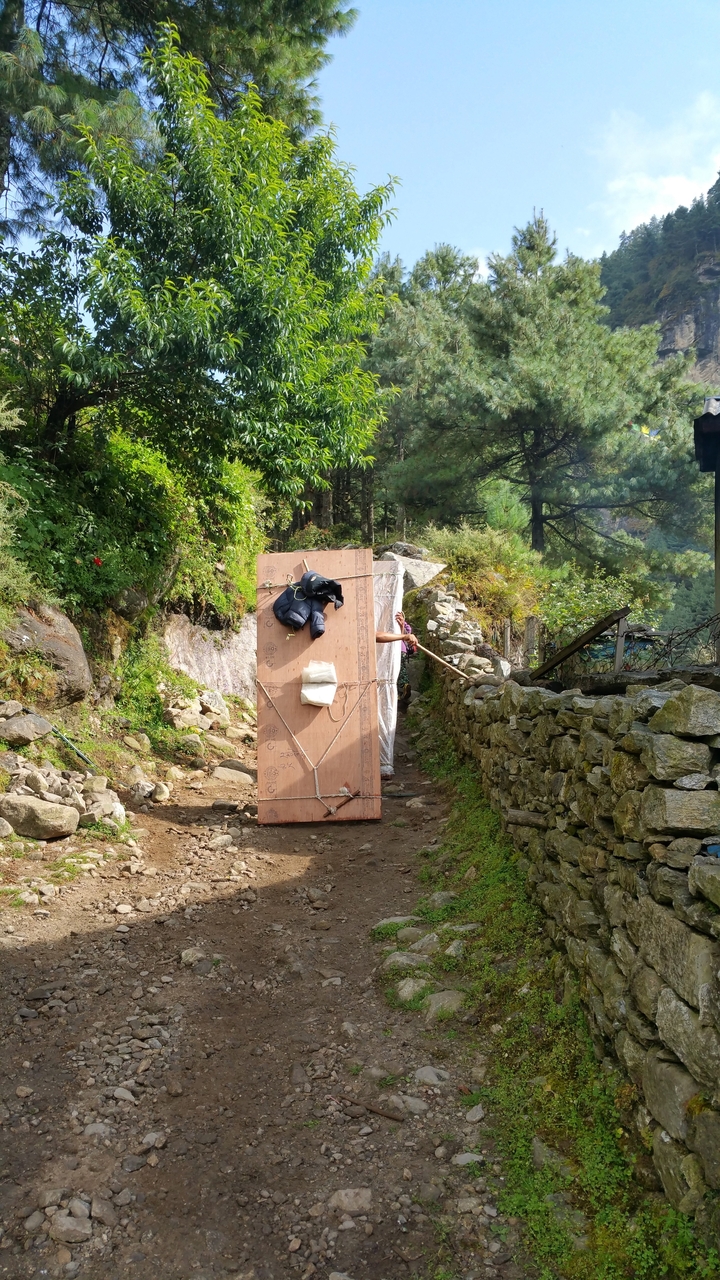 Da steht eine Tür im Weg.
