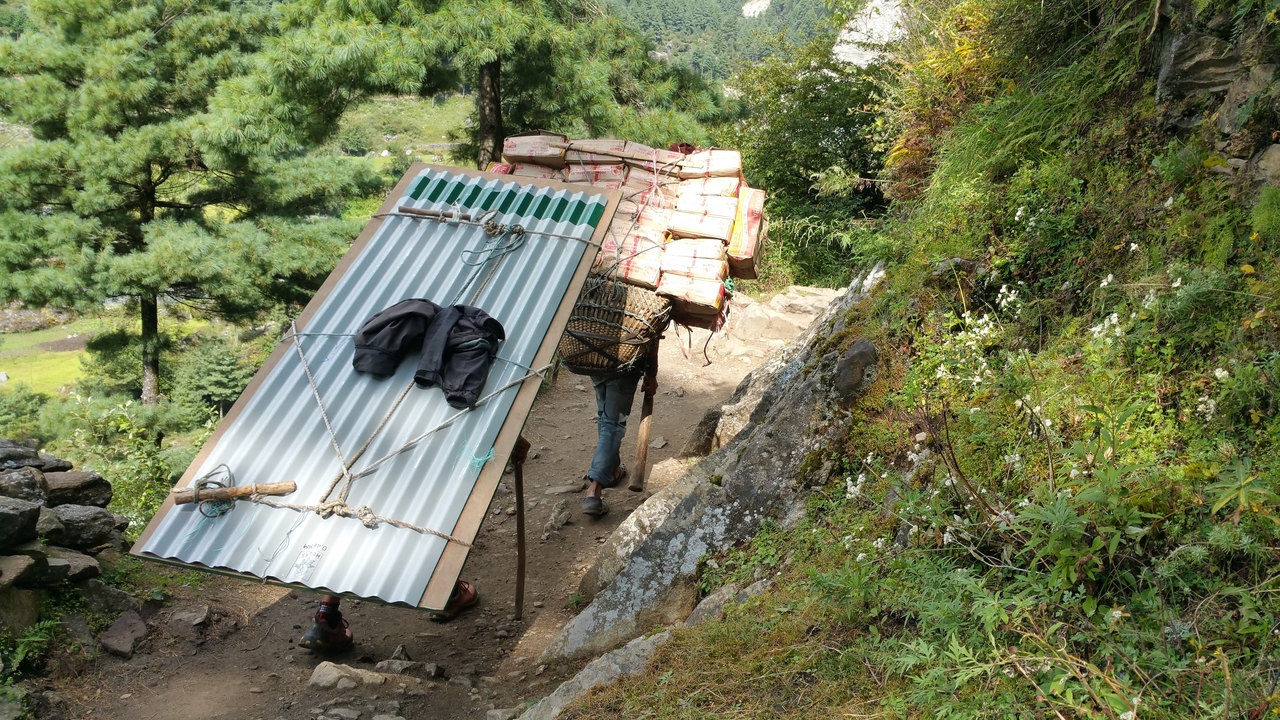 Große Mengen an Baumaterial werden in die Orte gebracht, überall ist schon viel neu aufgebaut worden und es geht zügig voran.
