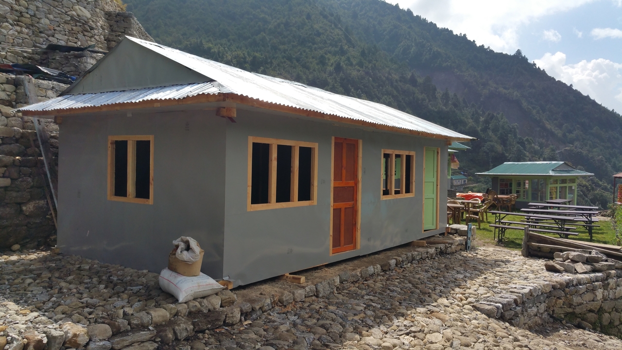 Erst mit der Zeit realisiert man, dass viele Häuser so gut aussehen, weil sie neu aufgebaut sind. Das bedeutet, dass hier auch schwere Schäden durch das Erdbeben verursacht wurden. Das Epizentrum lag etwa in der Mitte zwischen Namche und Ganyul, das ca. 110 km westlich von hier liegt.
