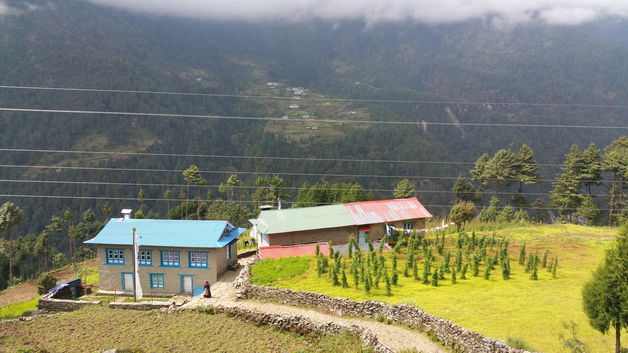 Auch aus Stein sind manche Häuser wieder neu aufgebaut. Man sieht, dass in dieser Region durch den Tourismus ins Everestgebiet deutlich mehr Geld vorhanden ist, als in der Region Helambu.
