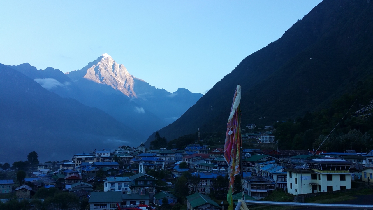 Der Khumbila wird schon golden angestrahlt. Bestes Wetter sorgt für einen gesicherten Rückflug.
