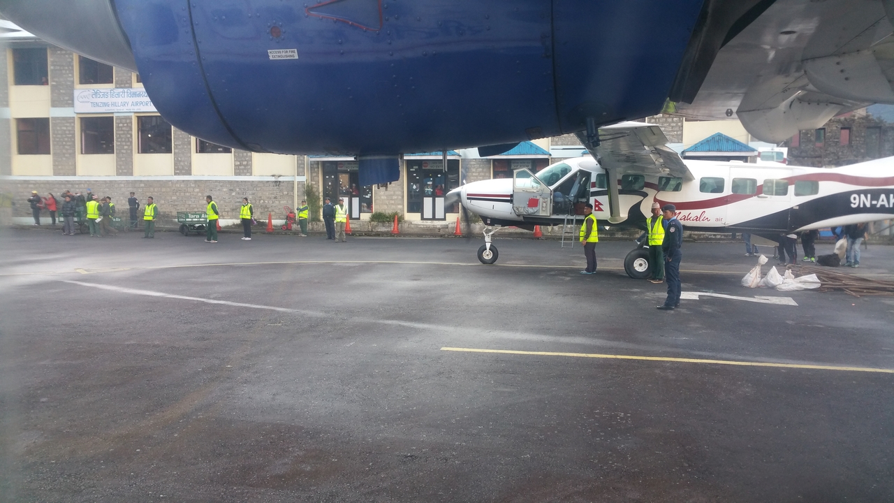 Die Fluggäste aus Kathmandu sind ausgestiegen und sofort wird der Rückflug angetreten.
