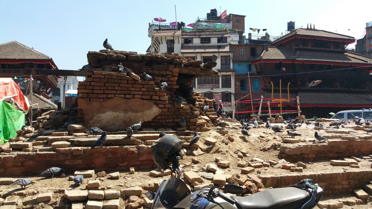 Das ist der Durbar Square in Kathmandu. Ein am stärksten von der Zerstörung betroffener Stadtteil. Alle Tempel sind in Mitleidenschaft gezogen.
