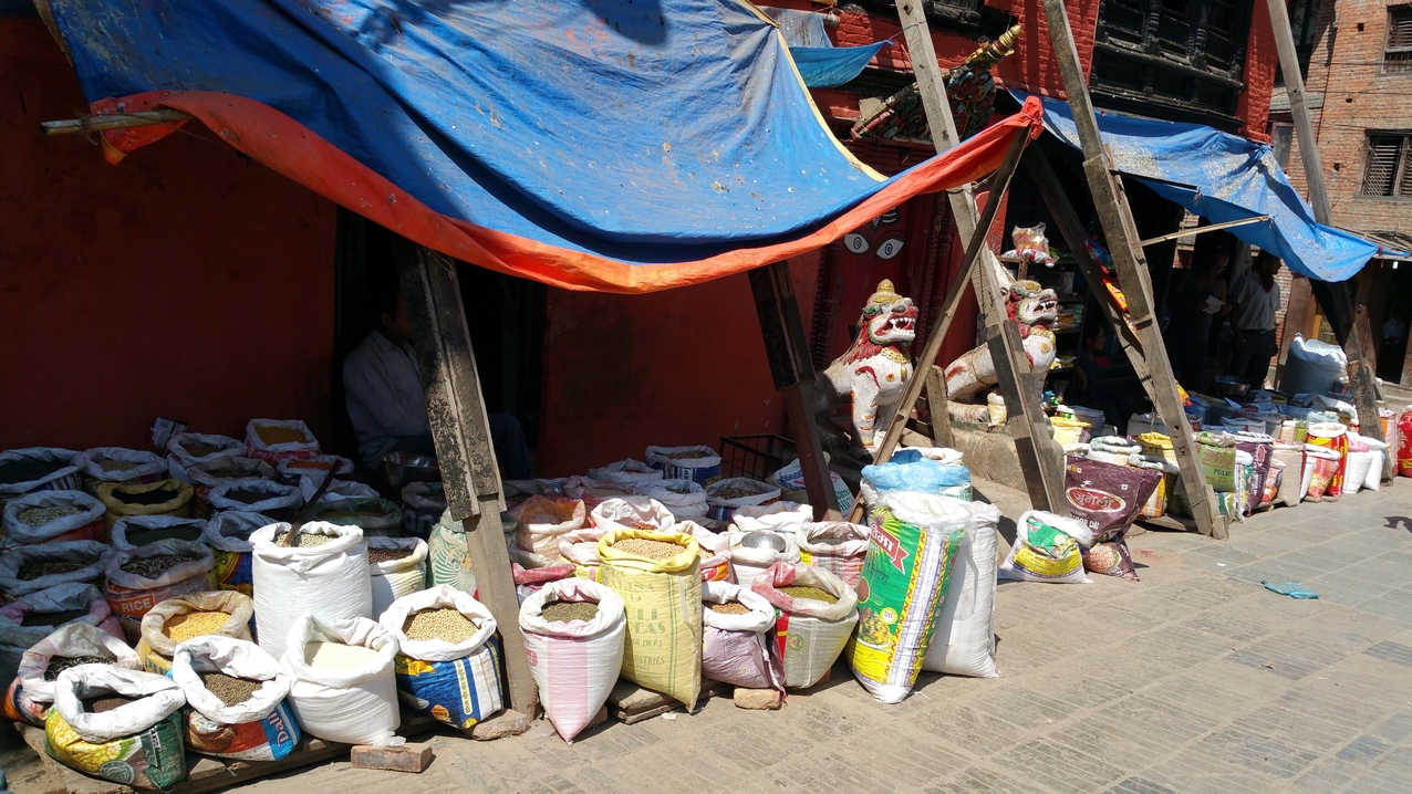 Gewürzhändler haben eine große Auswahl an allen nur denkbaren Gewürzen. Der Geruch ist intensiv und gut, sodass man gleich Hunger bekommt.

