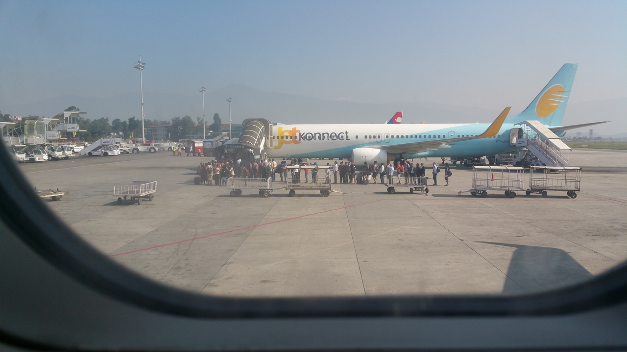 Nur Flugzeuge, die das Kerosin für den Rückflug mitbringen, können Nepal verlassen.
