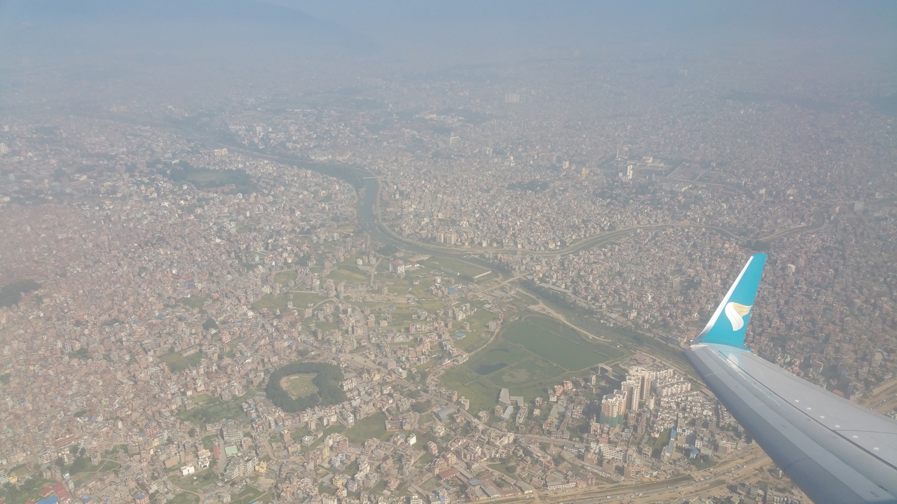 Ein letzter Blick durch den Smog auf die Stadt und den Bhagmati Fluss.
