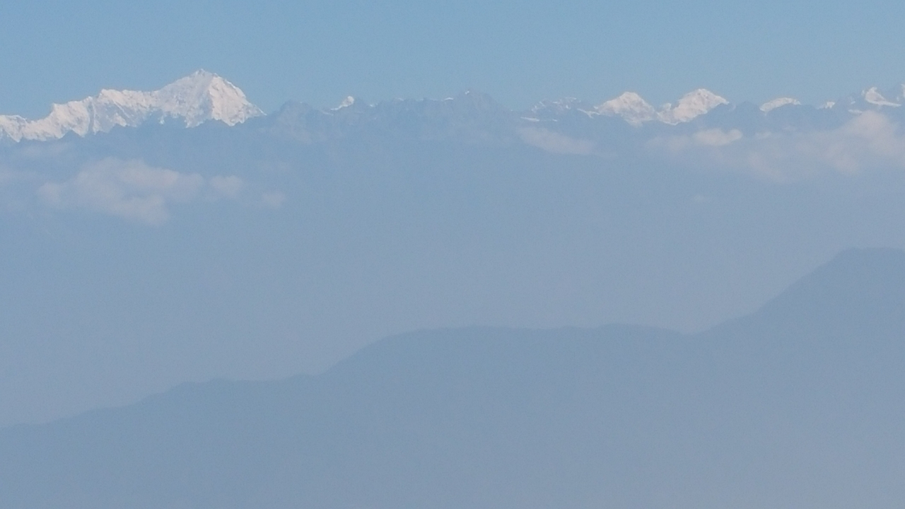 Leider hat die alte B737 der Quatar Air ziemlich verkratzte Fenster. Das Auge kann das ja kompensieren, aber die Kamera nicht.
