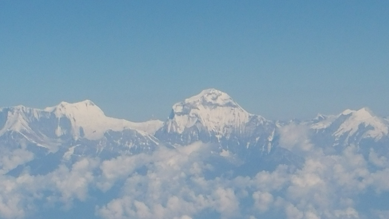 Der Dhaulagiri galt bis 1838 als der höchste Berg der Erde, bevor der Kangchendzenga vermessen wurde. Erst später wurde dann auch der Everest vermessen.
