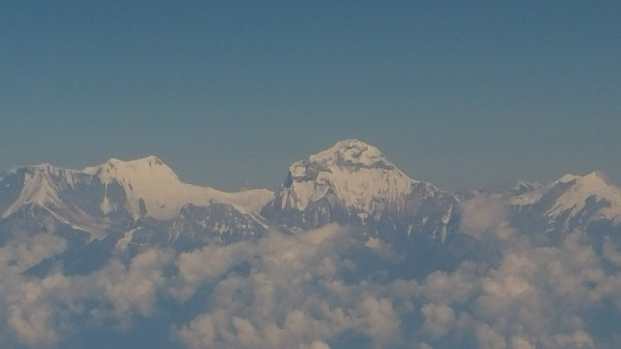 In der Mitte der der 8167m hohe Dhaulagiri I, die Nummer 7 in der Höchstenliste. Ganz rechts der 6920m hohe Tukche Ri. Links vom Dhaulagiri I schließen sich die Gipfel des Dhaulagiri II, III und V an, alle über 7600m hoch.
