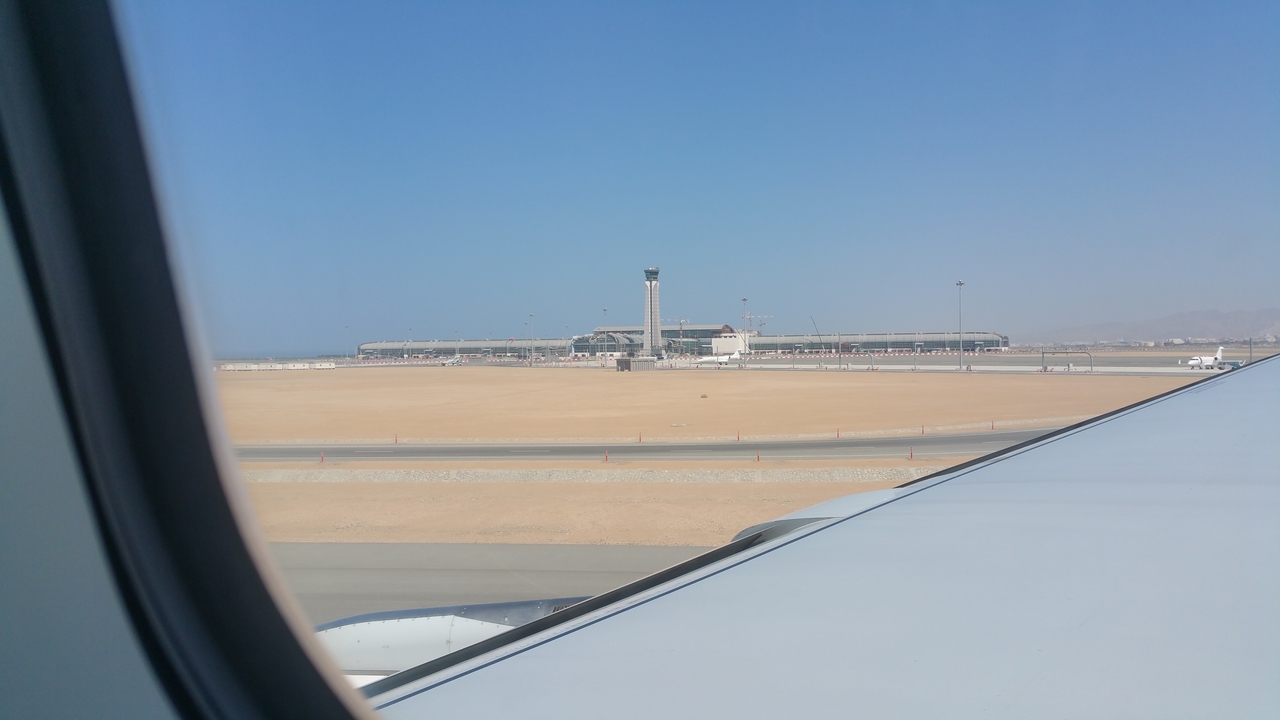 Der Rollweg zum Flughafengebäude ist ca. 5 km lang und es dauert noch fast 20 Minuten nach dem Aufsetzen, bis das Flugzeug zu stehen kommt. 
