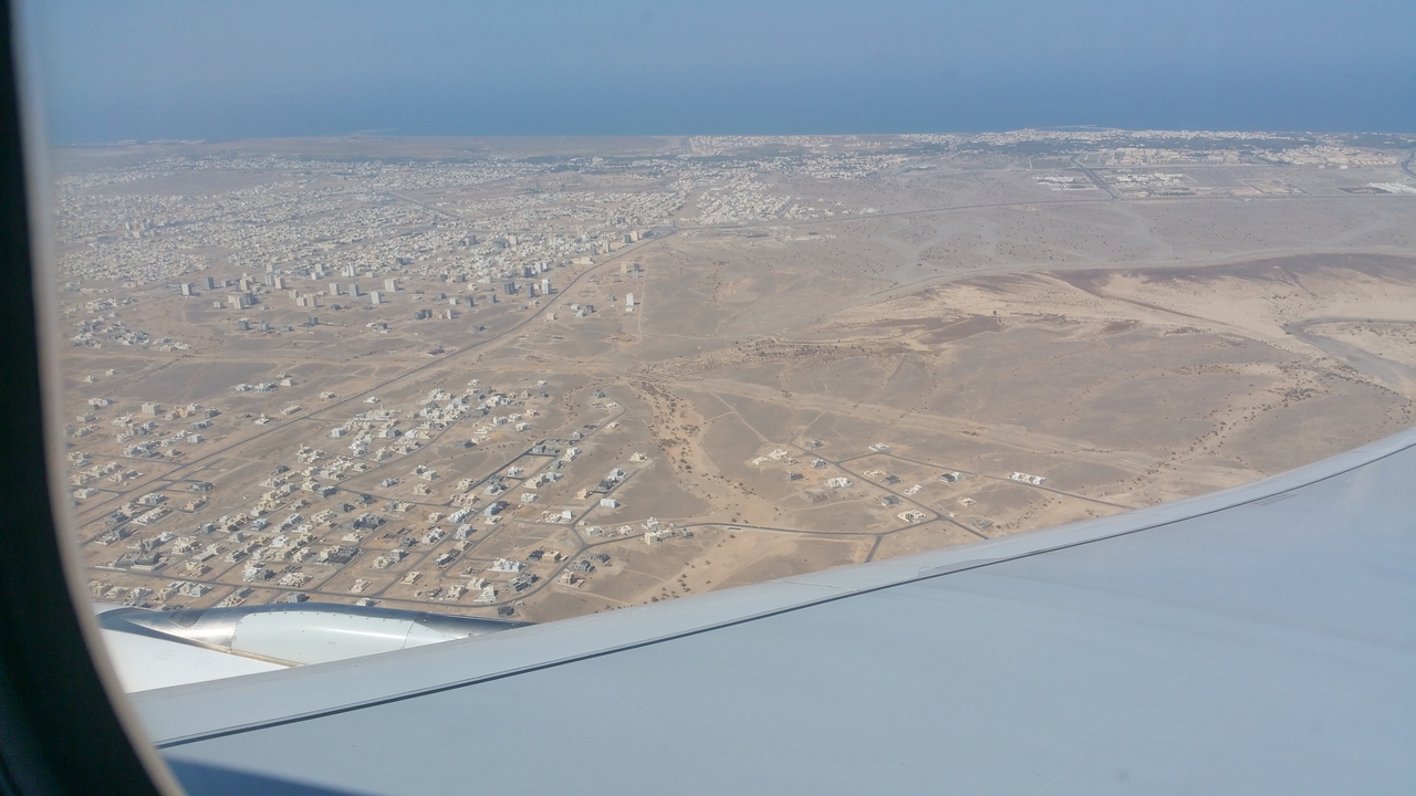 Kurz nach dem Start von Maskat überquert die Maschine die Stadt Al Maabilah.
