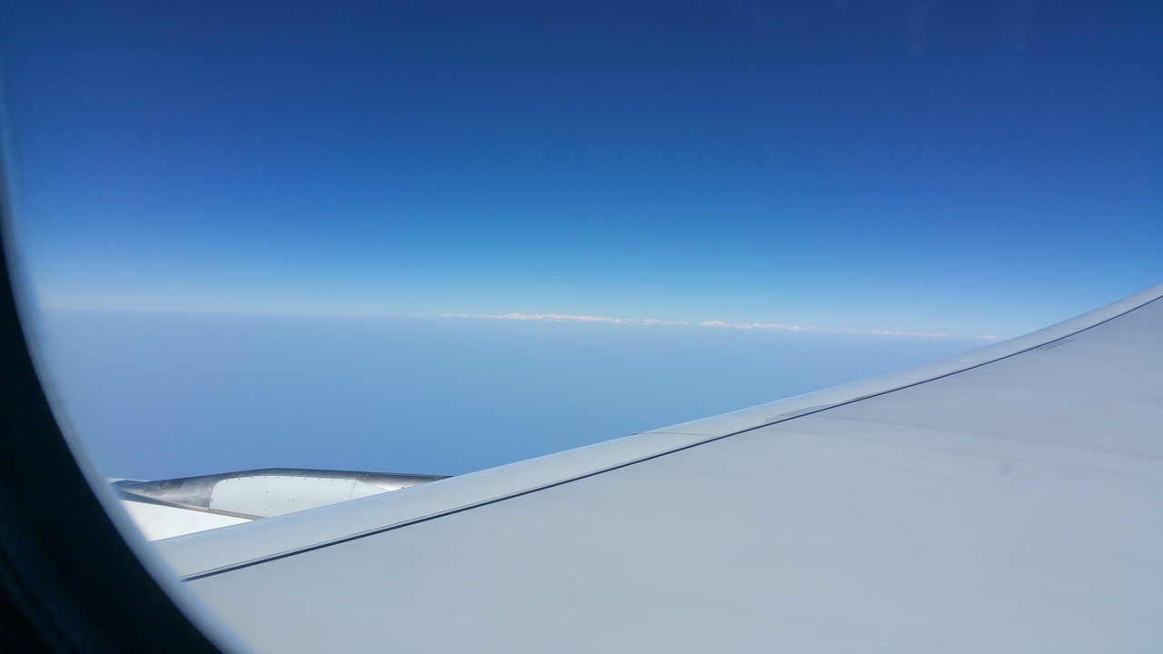 Blauer Himmel und blaues Meer: Über dem Persischen Golf.
