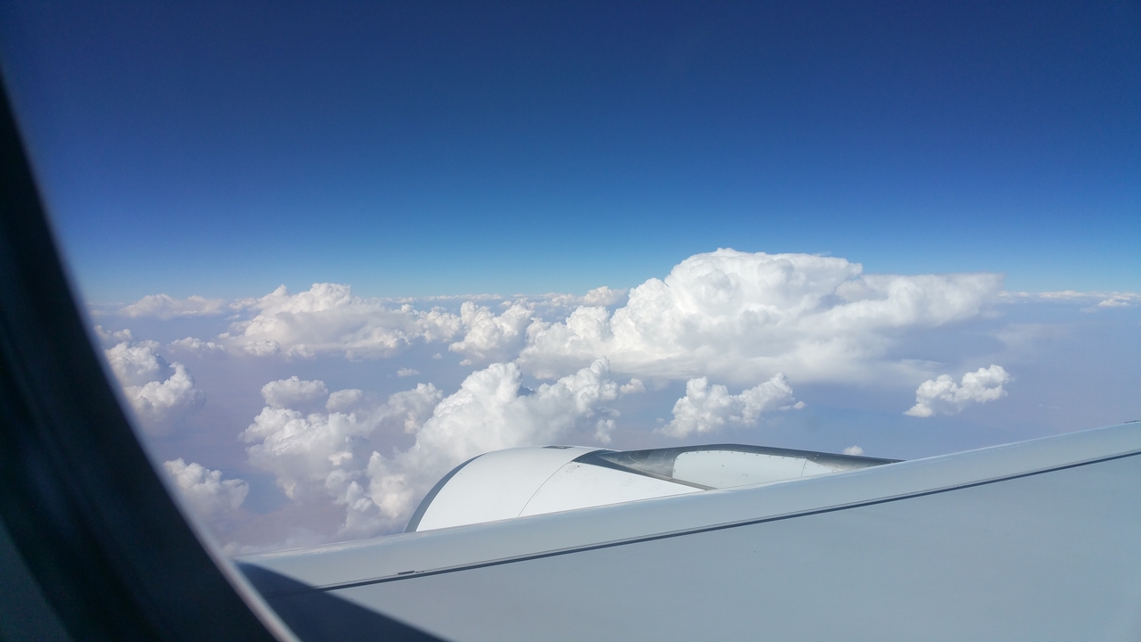 Dicke Wolkenberge über dem Iran.
