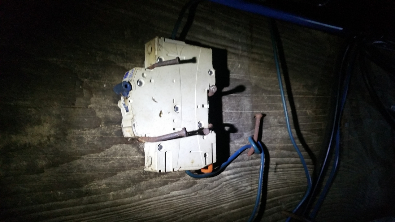 Ein typischer "Sicherungskasten", gut wenn überhaupt eine Sicherung vorhanden ist...
