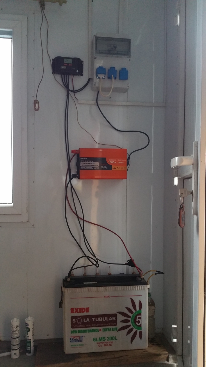 Neuinstallation der Solaranlage in Kajis Haus und der neue Sicherungskasten mit Wahlmöglichkeit der Stromquelle (Solarstrom oder Gemeinde-Strom).
