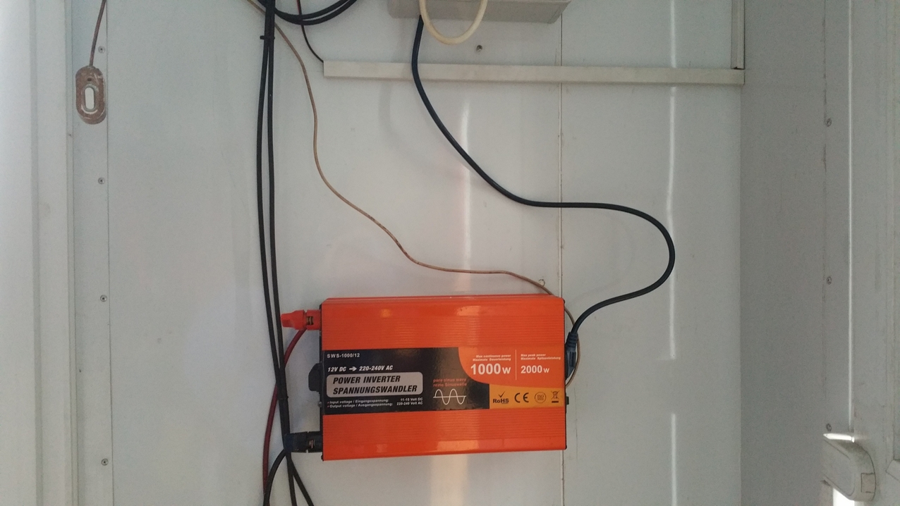 Der Inverter geht leider nicht über den Regler und muss somit in Eigenverantwortung abgeschaltet werden, um eine Tiefentladung der Batterie zu vermeiden.
