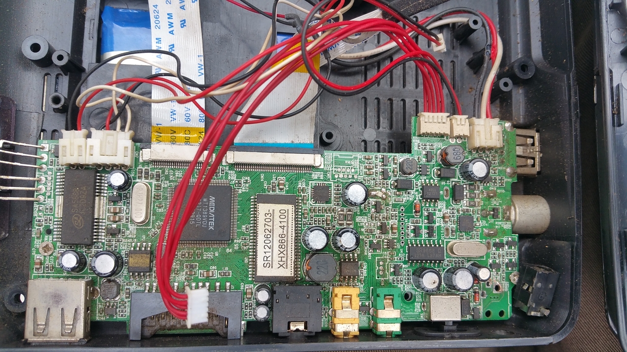 Die abgerissene Buchse liegt noch im Gehäuse
Mit Heißkleber befestigt und mit neuen Verbindungskabeln...
