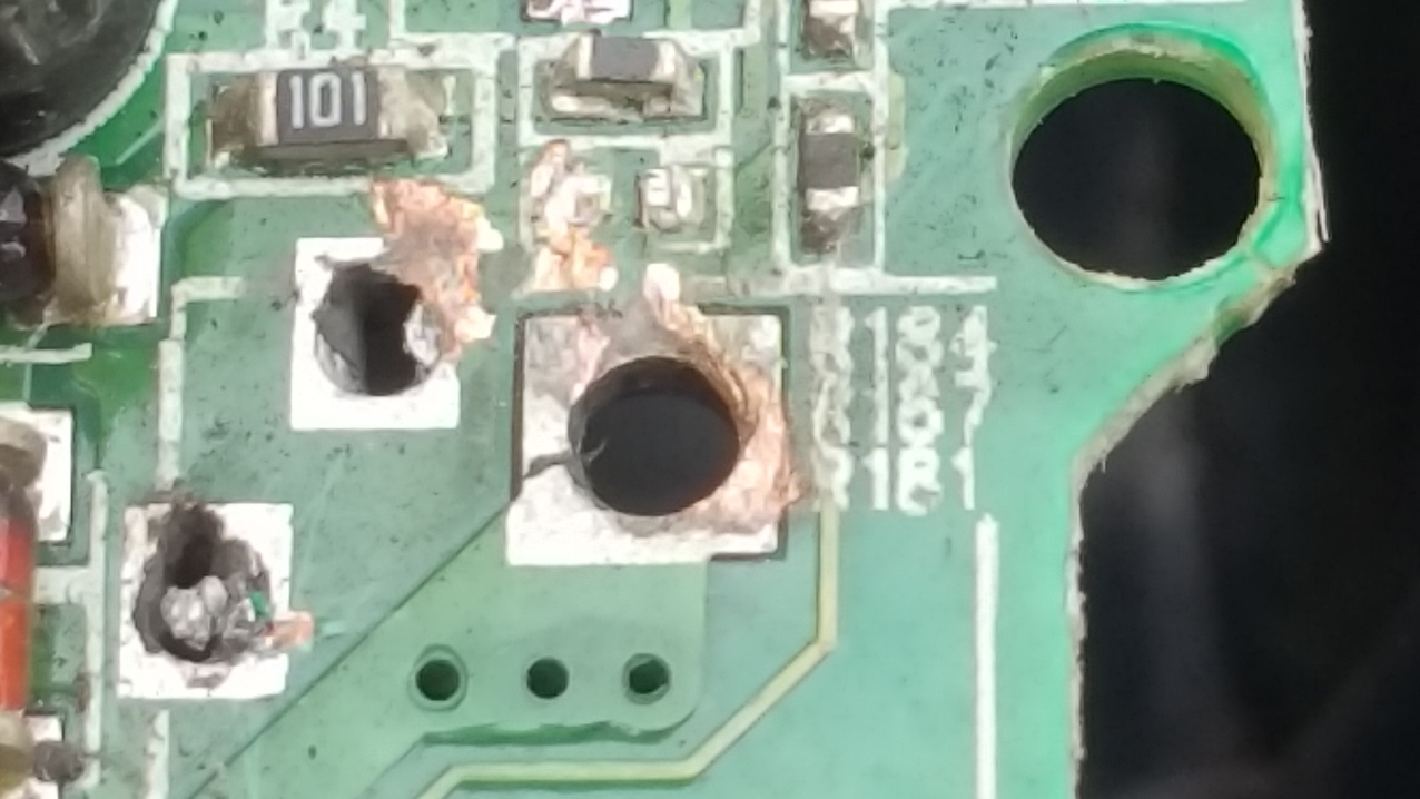 ... und wieder eingelötetem, hier noch fehlendem SMD Widerstand
geht dann alles wieder und der Besitzer ist zufrieden.
