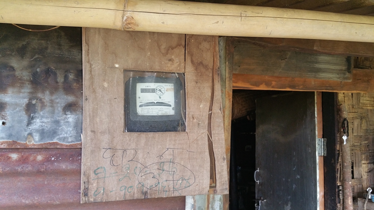 In manchen Häsern gibt es einen Stromzähler, bei anderen nicht.
Was per Zähler abgerechnet wird und was nicht, bleibt unklar.
