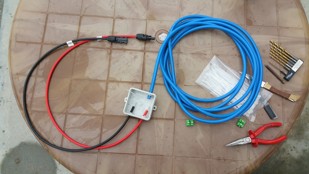 Da keine Adapter und keine Verlängerungskabel in Kathmandu aufzutreiben waren, wird eben mit dem verfügbaren Material improvisiert. 
