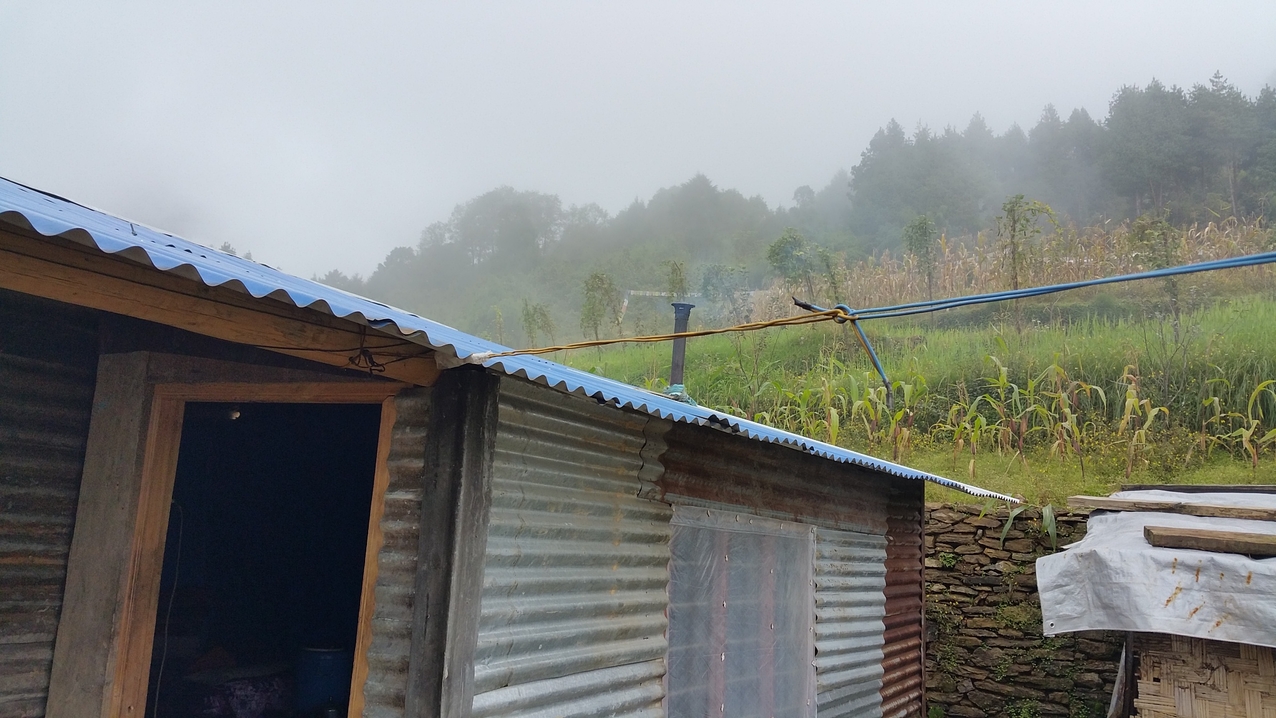 Sicherungen und Sicherheit stehen nicht an erster Stelle. Am wichtigsten ist, dass überhaupt Strom ins Haus kommt und Geräte betrieben werden können.
