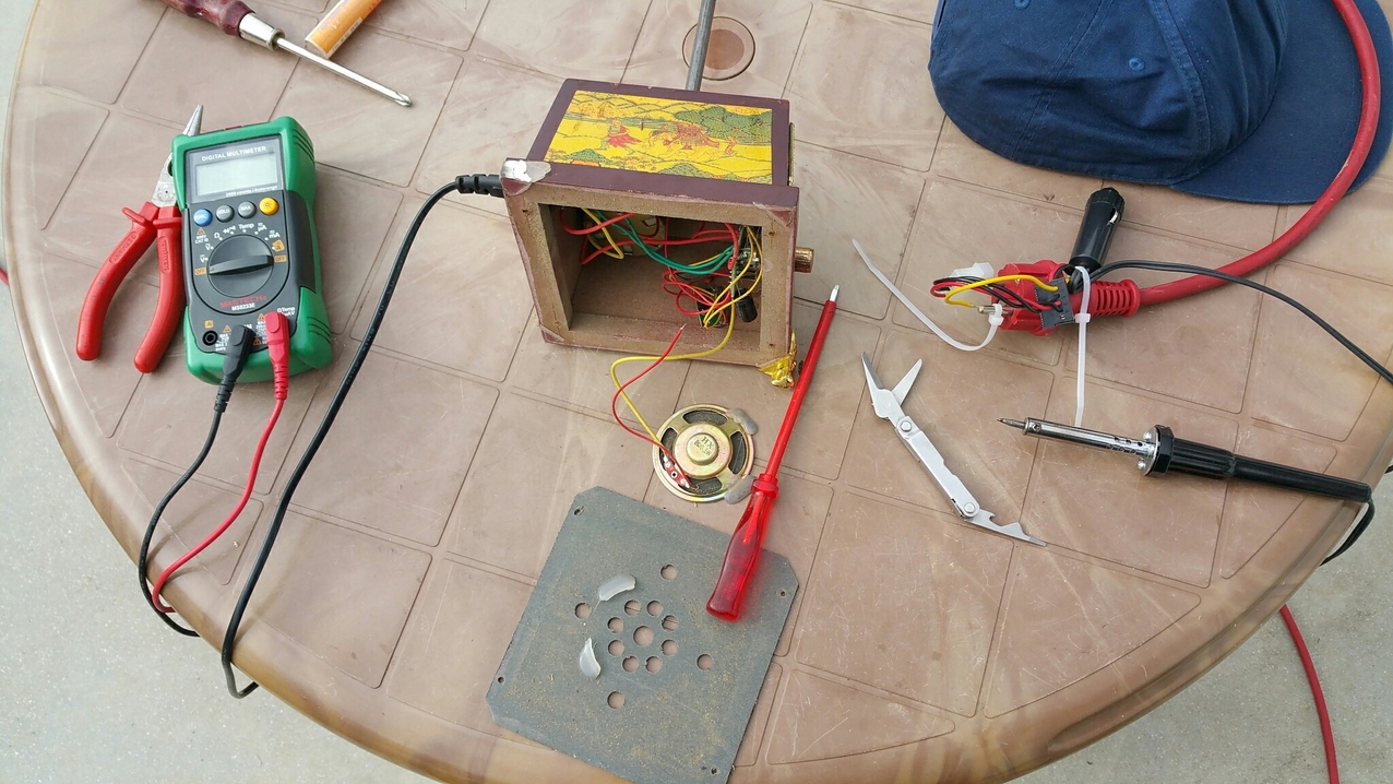 Die elektrische Gebetsmühle wird zerlegt und der Fehler gesucht.
