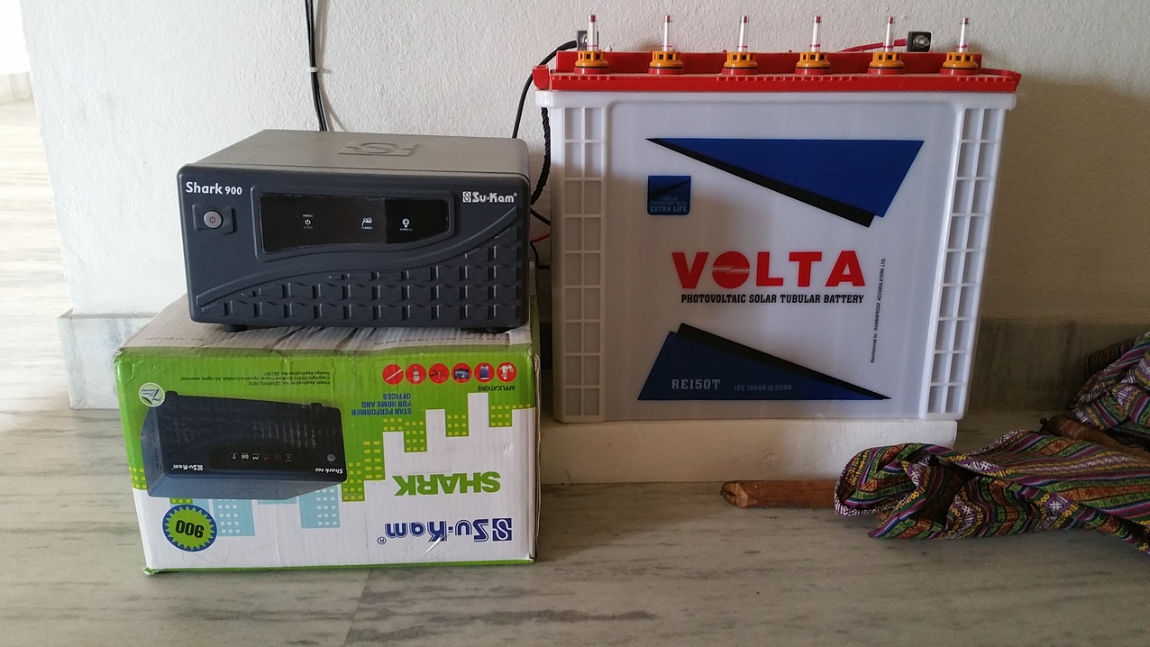 So ein Regler mit integriertem Inverter ist "wartungsfrei" da der Regler den Inverter bei niedriger Batterieladung selbständig abschaltet.
