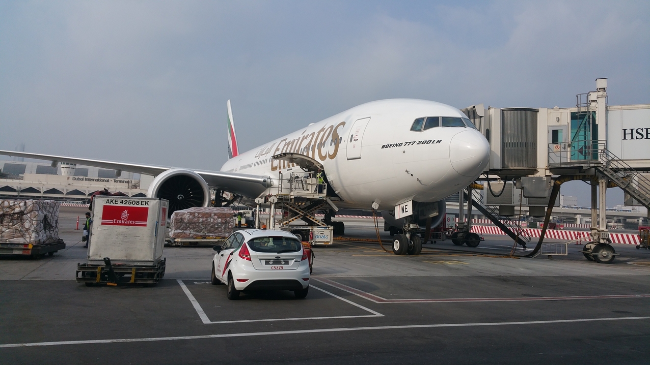 Der Weg zu Terminal 2 mit dem Shuttle Bus dauert sehr lange. Der Flughafen ist 8 km lang und der Bus fährt immer ganz außen entlang und ziemlich langsam.
