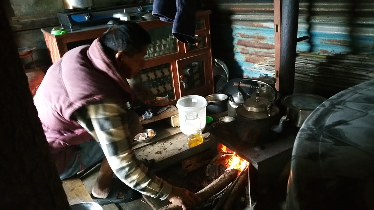 Kaji macht Frühstück. Zur Abwechslung gibt es mal Chapati mit Spiegelei.

