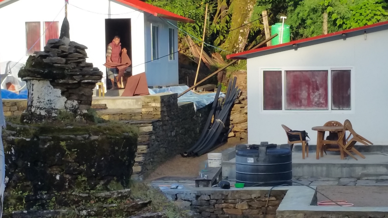 Kaji nutzt einen seltenen Moment mit Sonne, um die feuchten Teppiche mal zum trocknen rauszulegen.
