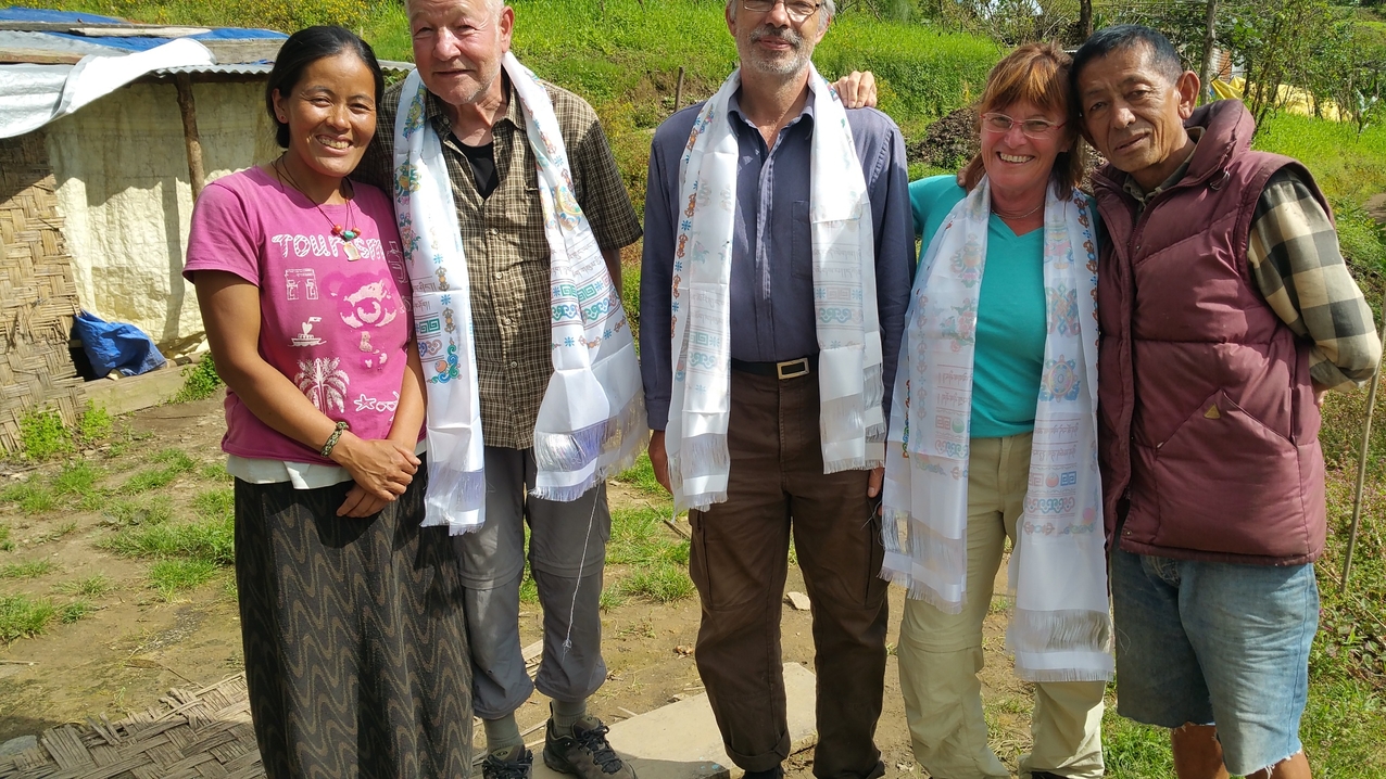 Nach der Einladung zum Essen bei Kanchhi gibt es das Gruppenbild mit Dame.
