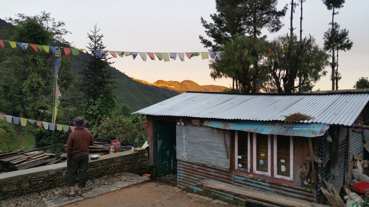 Abendstimmung und Sonnenschein auf das Nachbardorf Sermathang
