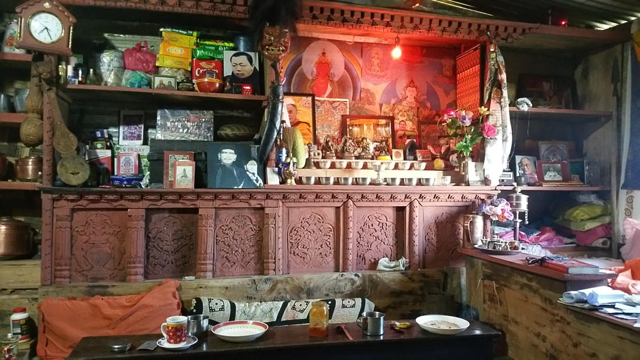 Der Hausaltar von Yeshi und Gantsa Lama.
