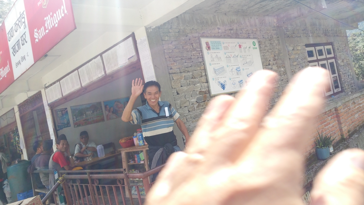 Abschied von Gantsa Lama in Timbu. Er wollte es sich nicht nehmen lassen, meinen Rucksack zu tragen. Dafür war ich sehr dankbar.
